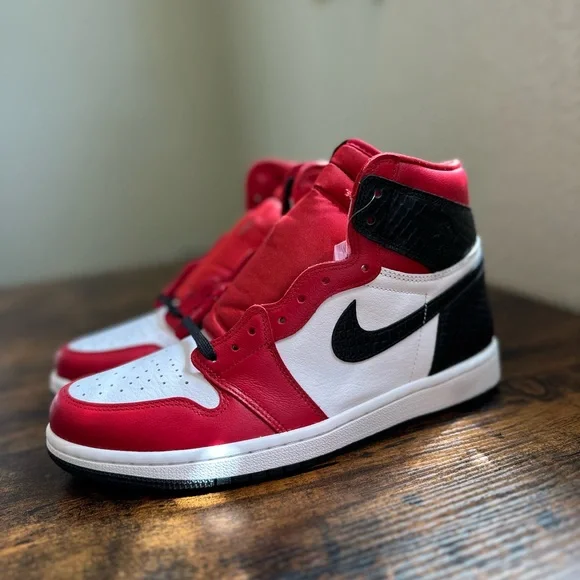 Nike Women’s Jordan 1 High OG Shoes - Size 9.5 - Picture 3 of 8